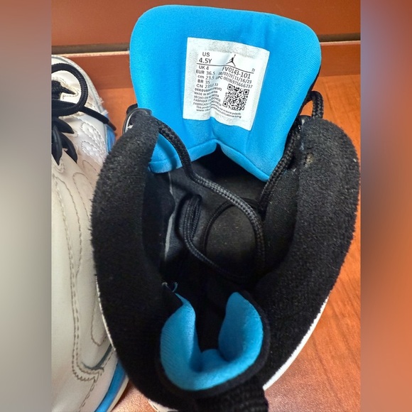 Nike Black and Blue Sneakers - Picture 6 of 9